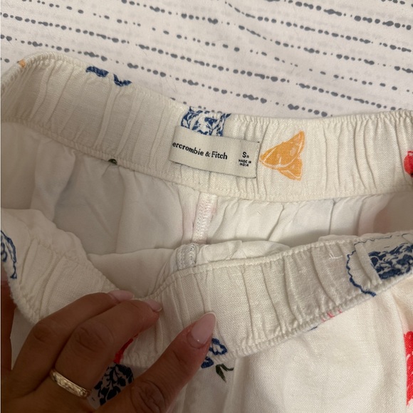 Abercrombie & Fitch linen pull on shorts - Picture 2 of 2